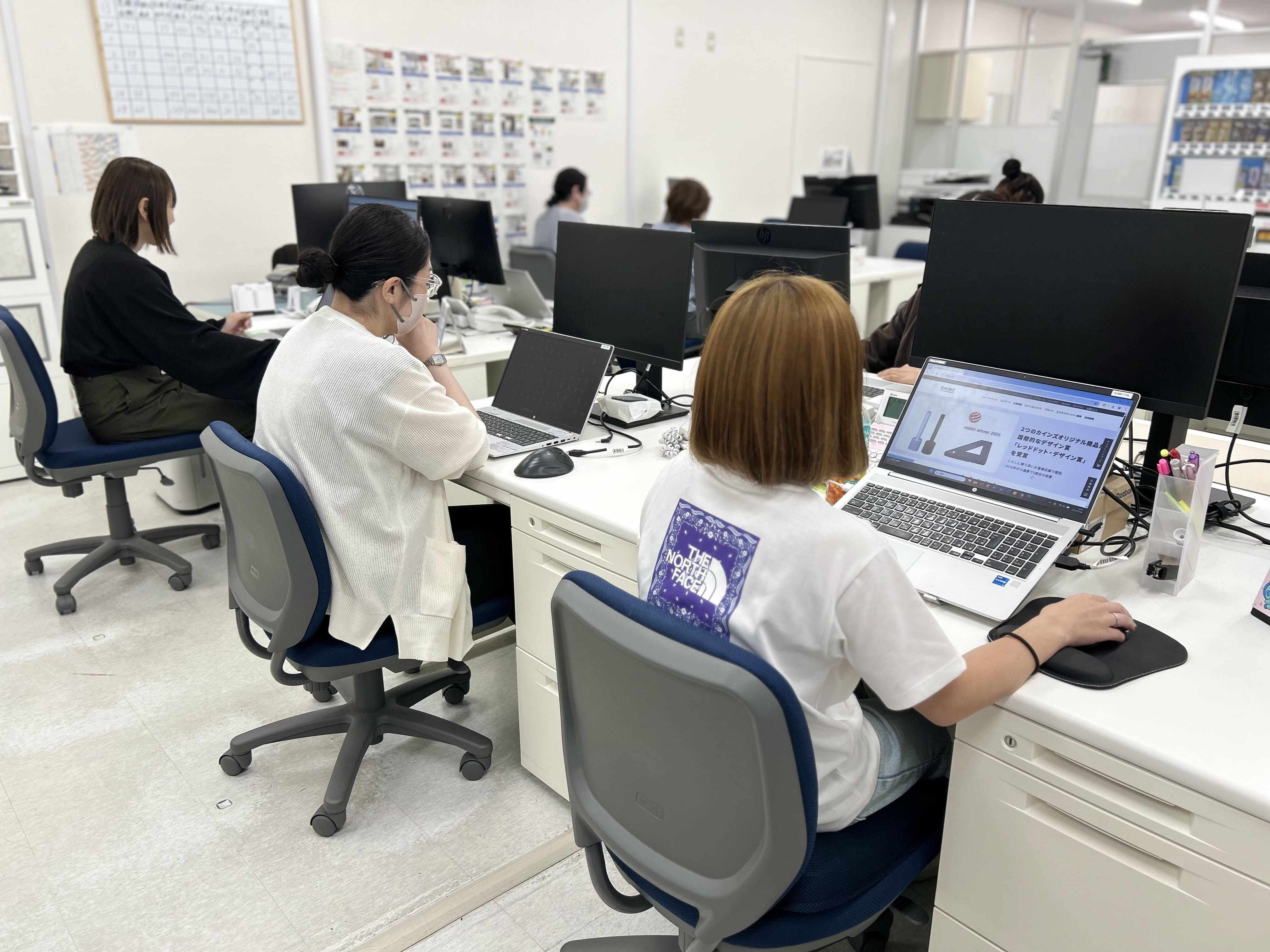 メンバーのお仕事風景です